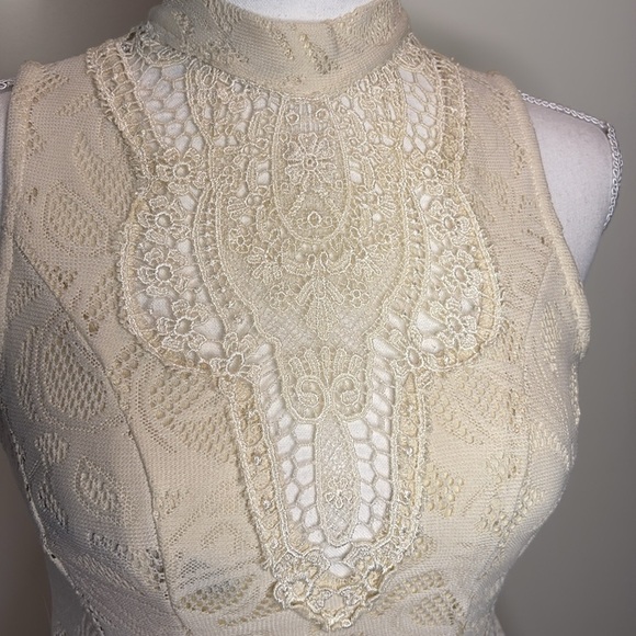 Papaya Elegant Cream Lace Sleeveless Keyhole Back Top. Medium. EUC - Picture 2 of 14
